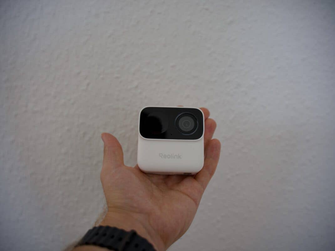 Reolink Argus MagiCam in der Hand