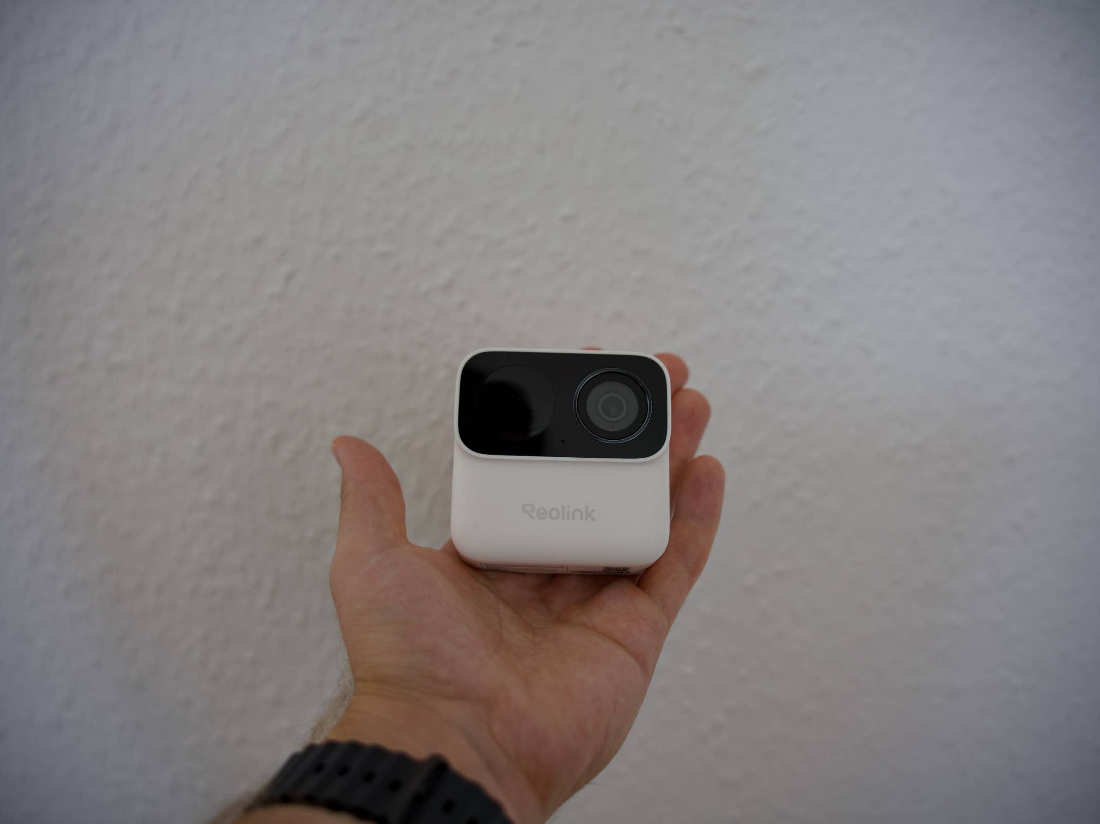 Reolink Argus MagiCam in der Hand