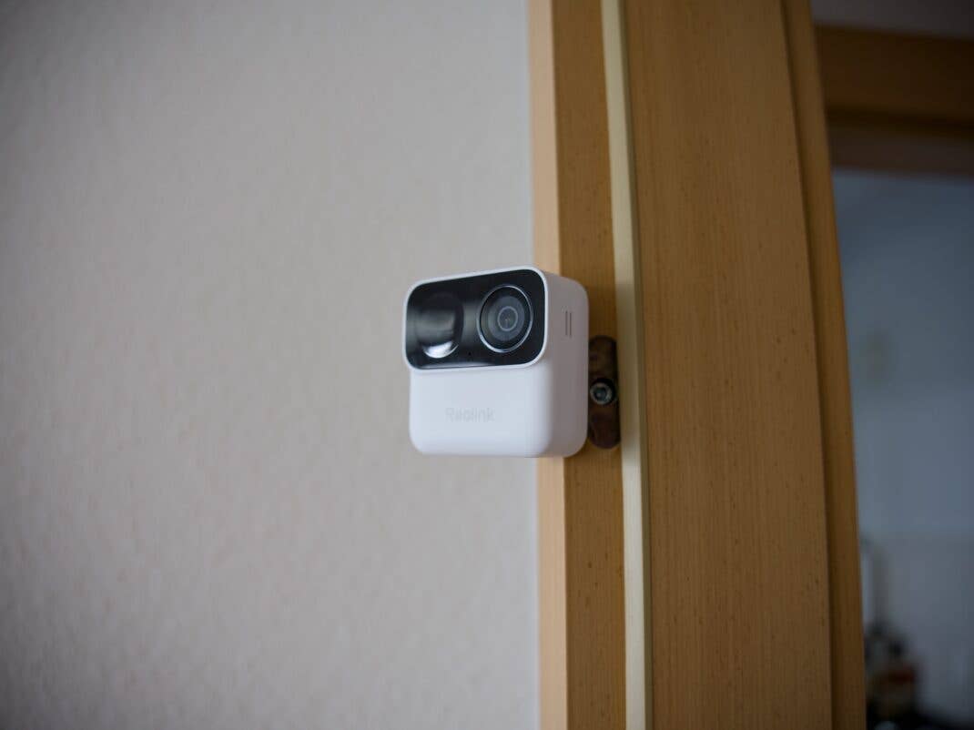 Reolink Argus MagiCam hängt magnetisch an der Wand