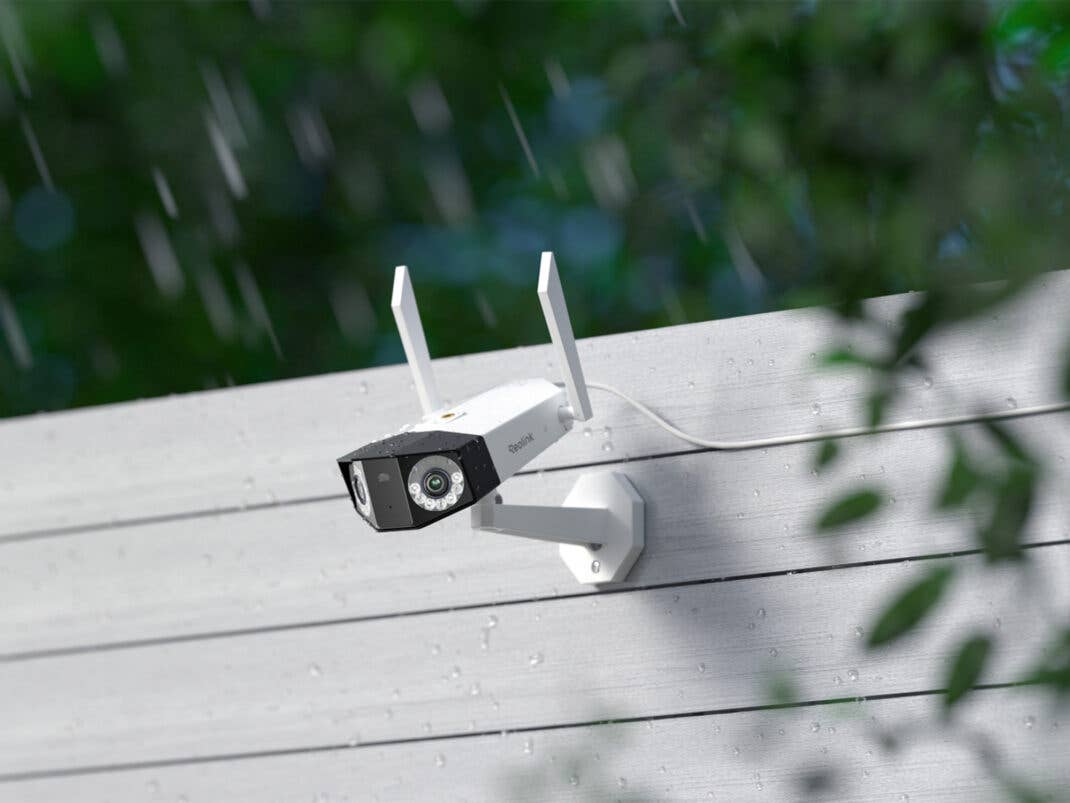 Reolink Duo 3 WiFi an einer Wand.
