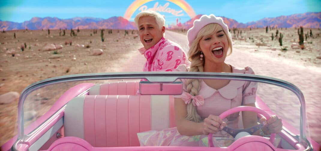 (L-r) RYAN GOSLING as Ken and MARGOT ROBBIE as Barbie in Warner Bros. Pictures’ “BARBIE,” a Warner Bros. Pictures release. (PRESS KIT)