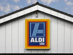 Aldi-Logo an der Außenfassade einer Filiale.