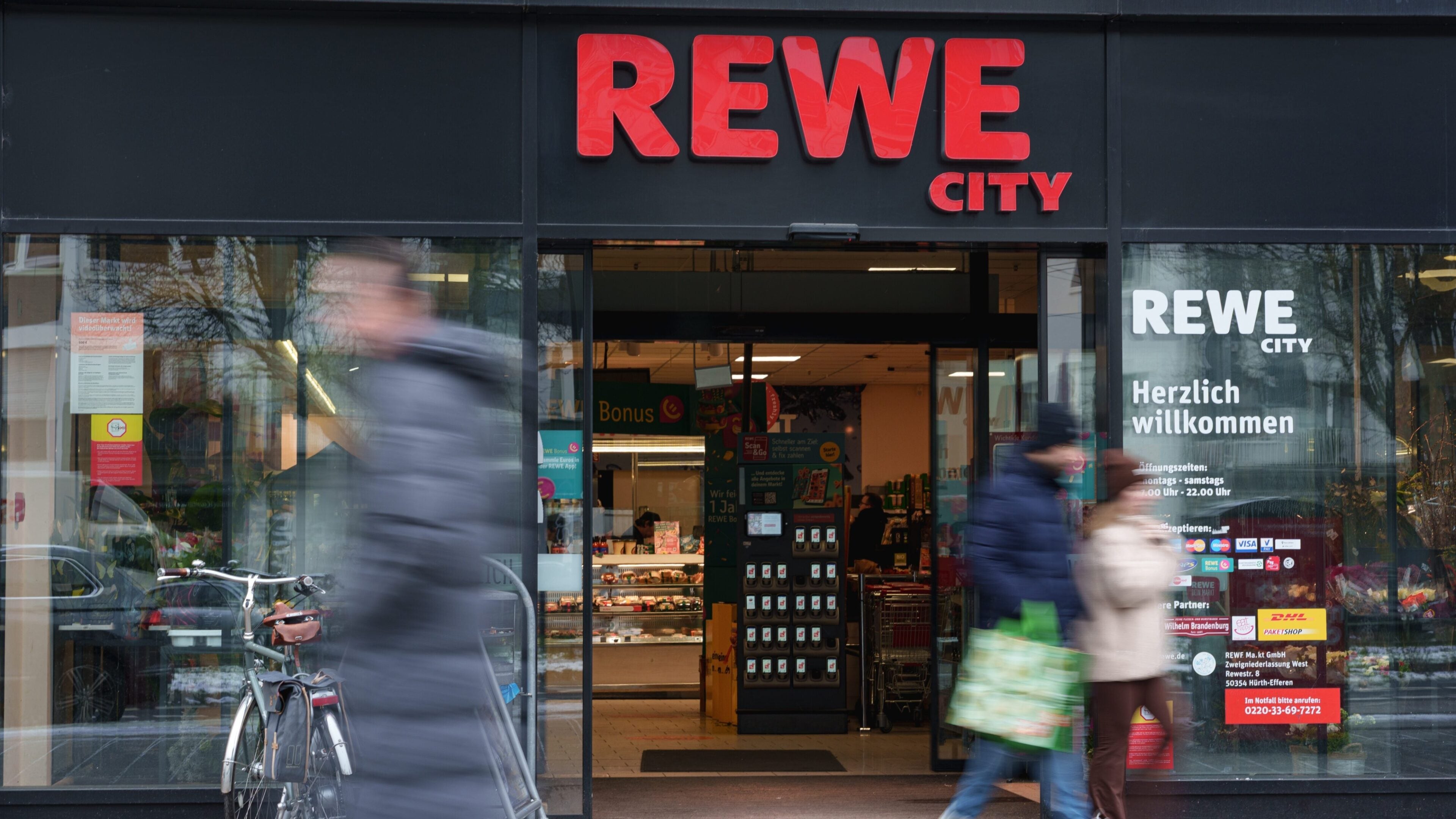 Rewe: Was bedeuten die farbigen Streifen an den Türen? Die Antwort überrascht