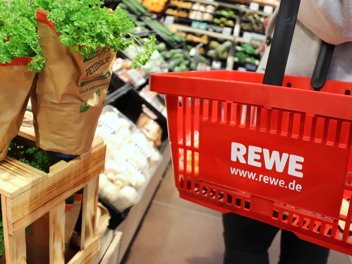 Ein Einkaufskorb von REWE