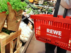 Ein Einkaufskorb von REWE