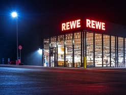Rewe Filiale bei Nacht