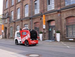 Rewe Snack Mobil während der Fahrt.