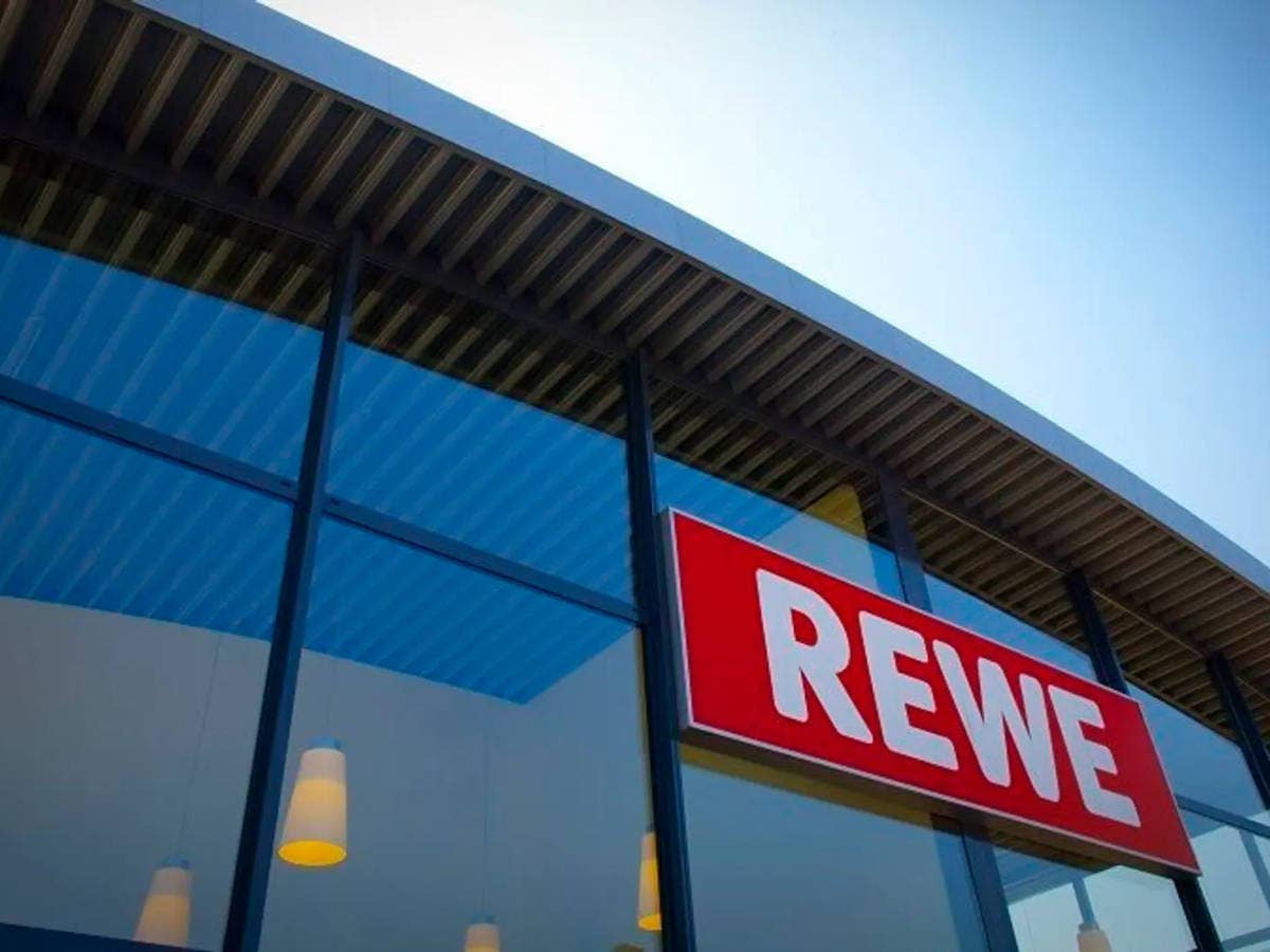 Rewe Logo an einer Außenfassade.