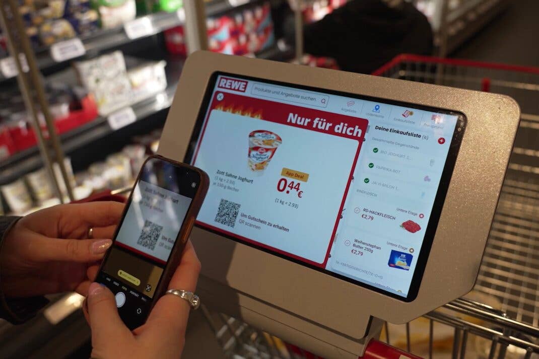 Rewe testet Tablet am Einkaufswagen