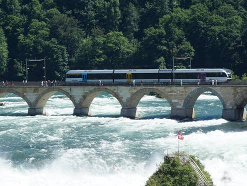 Deutschlandticket-Abo pausieren: Diese neue Kündigungsfrist gilt Der Rheinfall bei Schaffhausen