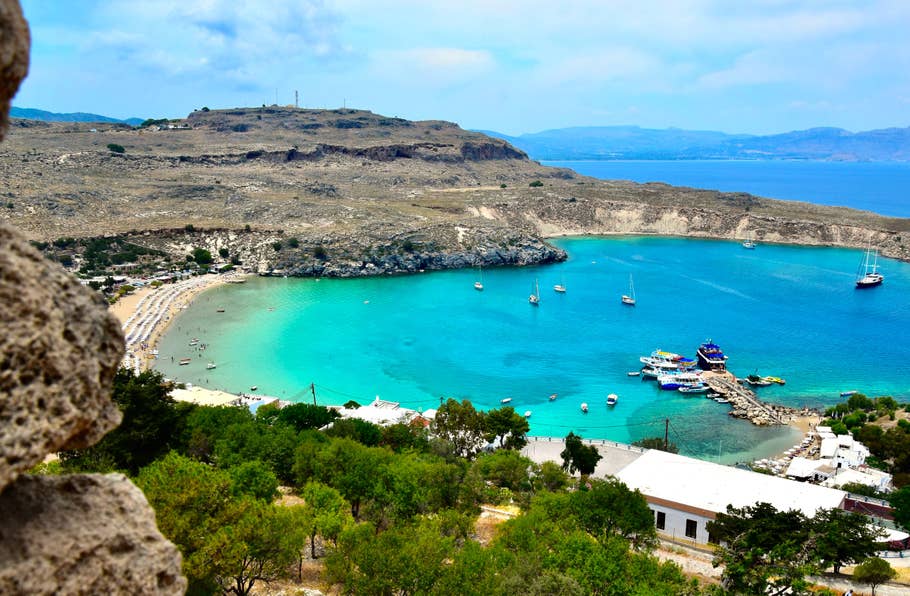 Griechenland vereint unzählige Inseln. Geht es um den Urlaub 2022, ist Rhodos die zweitbeliebteste davon und landet auf Platz 7.