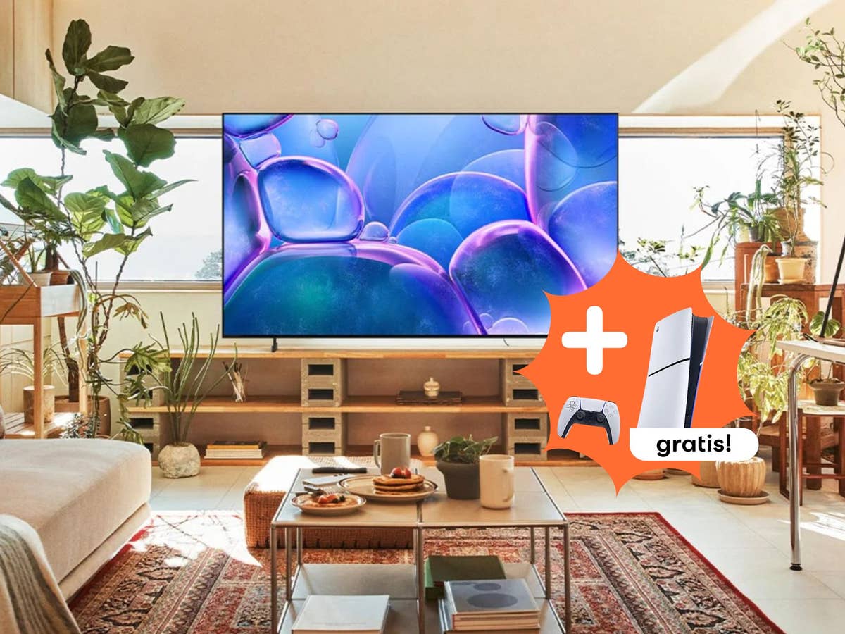 Riesiger Samsung-TV im Angebot - So bekommst du nur für kurze Zeit eine PS5 gratis dazu Ein Samsung-TV in einem Wohnzimmer. Davor ist eine PS5 abgebildet mit dem Schriftzug