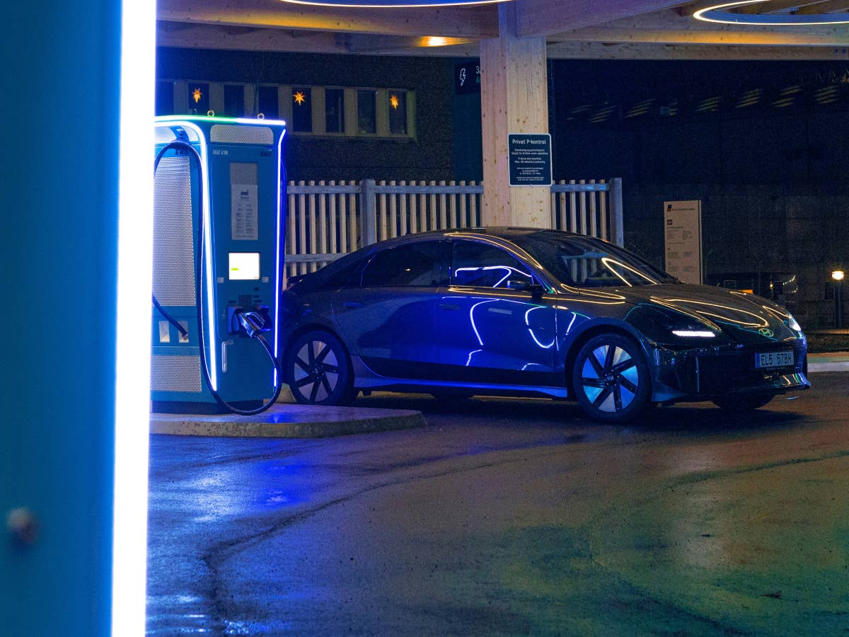 Riesiges Bußgeld! Mit Diesel und Benziner lieber nicht auf E Auto Parkplatz parken