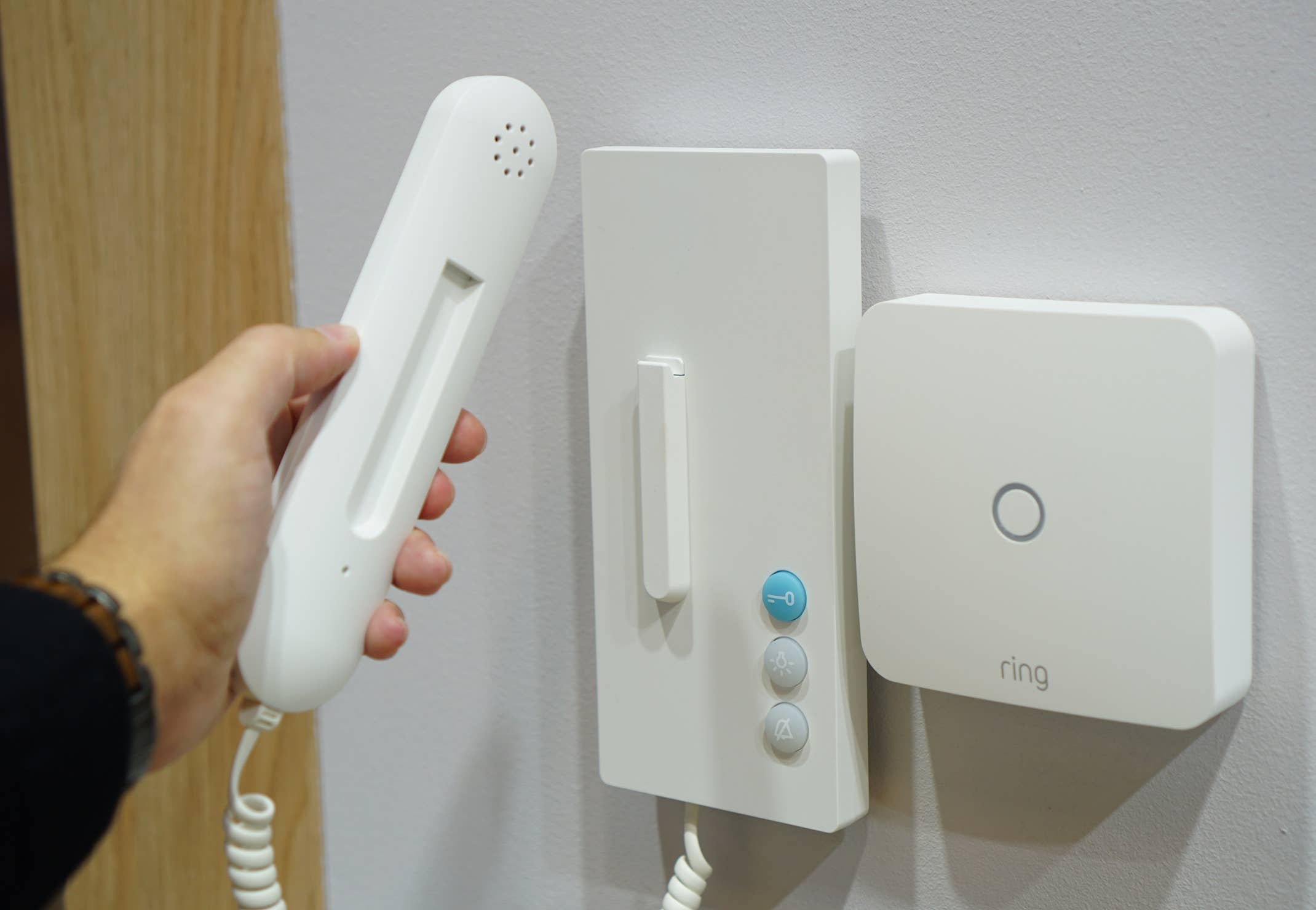 Ring Gegensprechanlage, die Paketboten hereinlässt