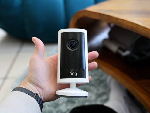 Ring Outdoor Cam Pro in der Hand