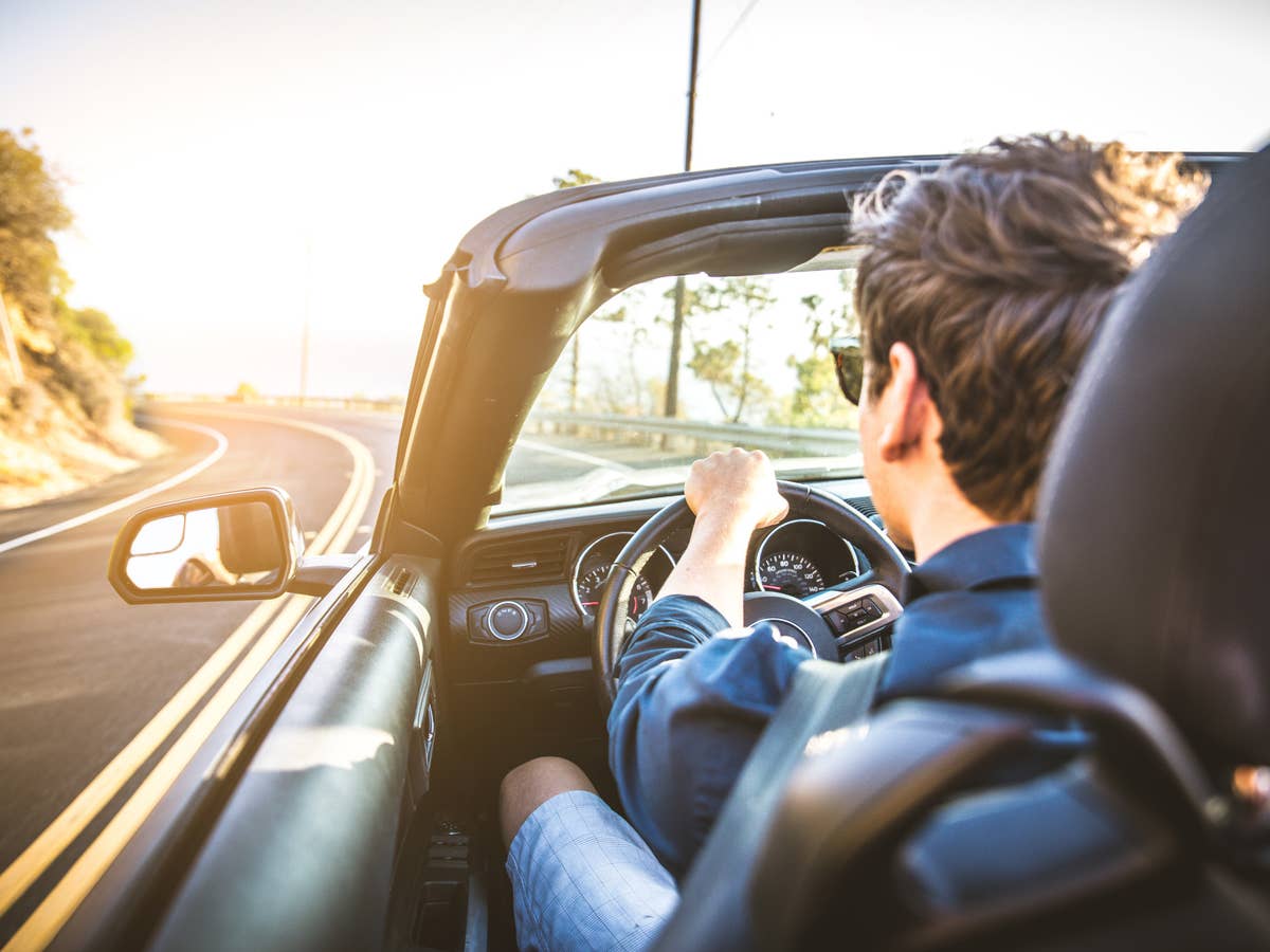 Autofahrer in einem Cabriolet.