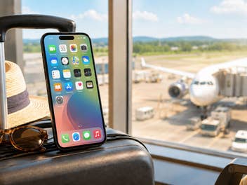 Ein Handy auf einem Koffer am Flughafen
