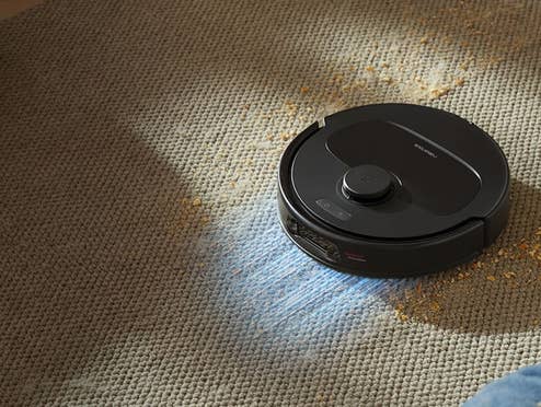 Roborock Saugroboter fährt auf einem Teppich