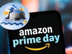 Amazon Prime Day Logo auf Smartphone vor blurry Hintergrund mit Blase, in der Roborock-Geräte abgebildet sind