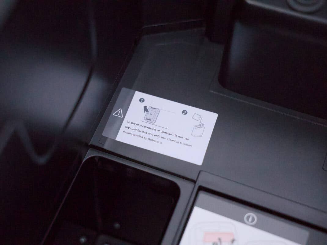 In der Station des Roborock Saros 20 Neo gibt einen Aufkleber für die Nutzung von Putzmittel