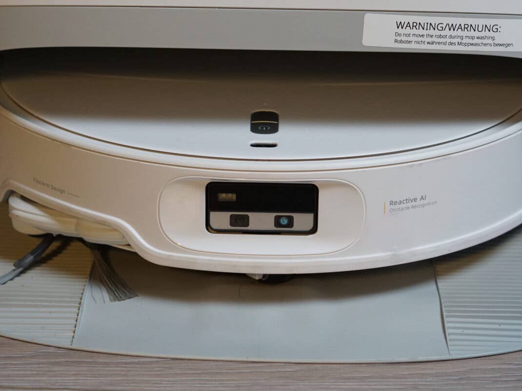 Die Vorderseite des Roborock Qrevo Curv 2 Pro im Test: Das braucht jeder Saugroboter