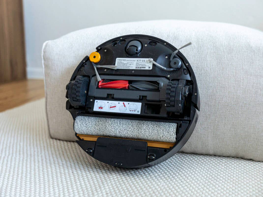 Rückseite des Roborock Saros 20 Flow Complete