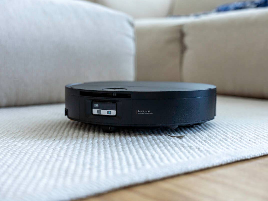 Roborock Saros 20 Flow Complete auf einem weißen Teppich