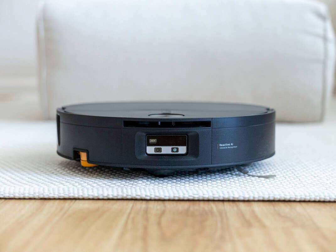 Vorderseite des Roborock Saros 20 Flow Complete