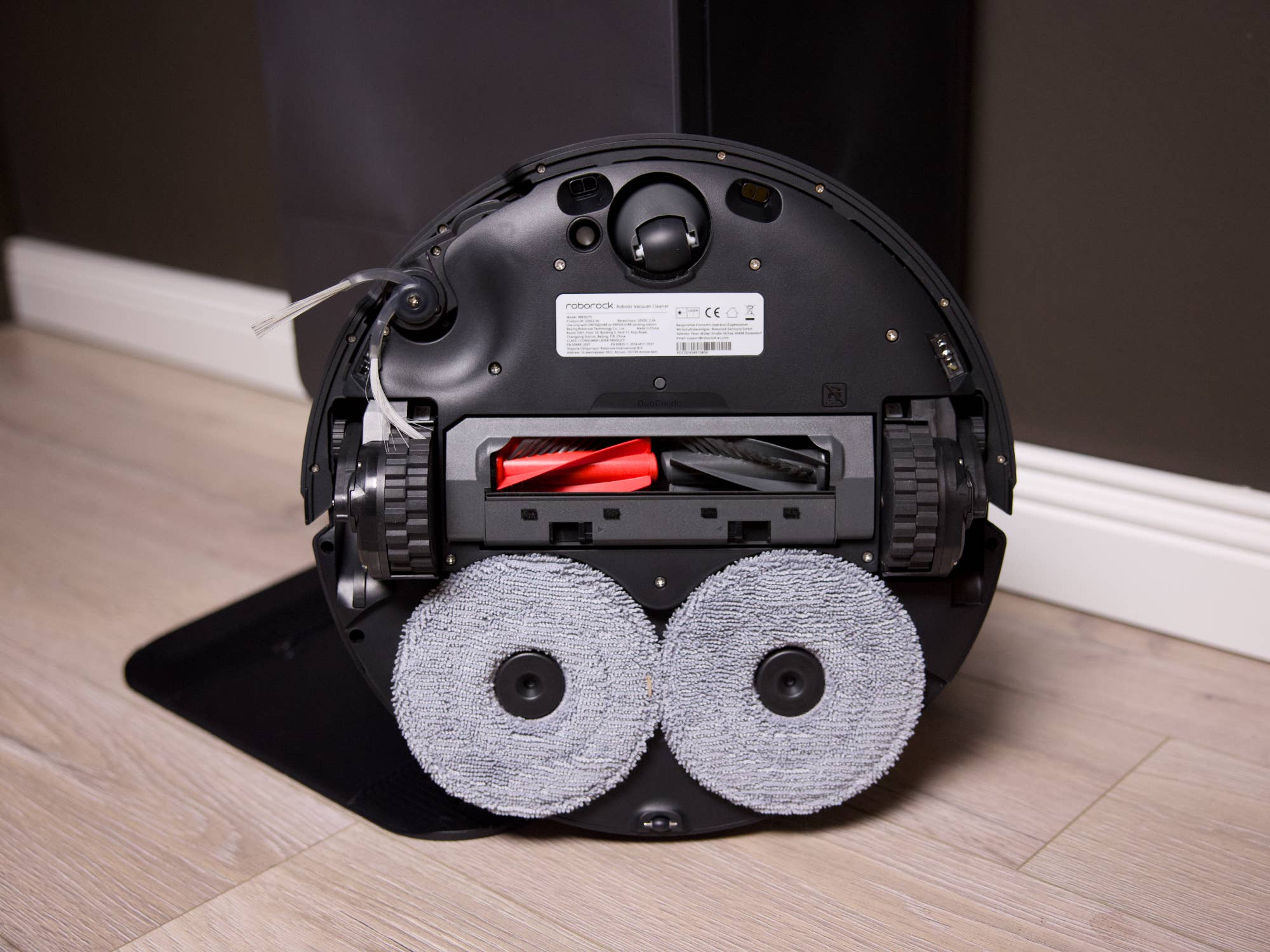Ein schwarzer Roborock Saros 20