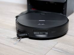 Roborock Saros 20 Sonic beim Saugvorgang