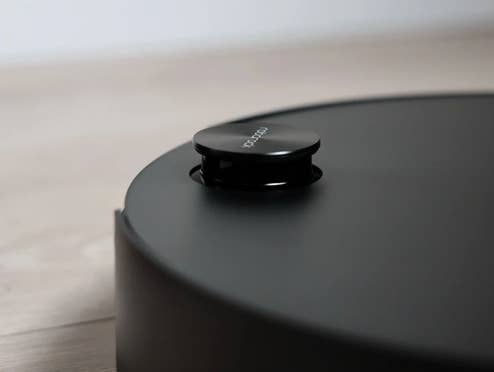 Nahaufnahme des Roborock Saros 20 Sonic Saugroboters