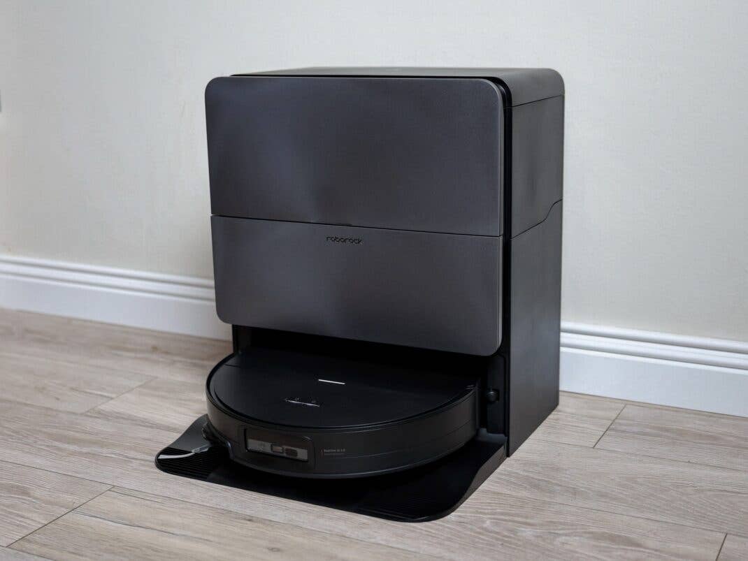 Roborock Saros 20 Sonic in der Station