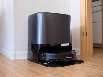 Roborock Saros 20 in der Station