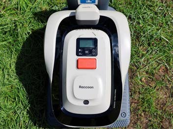 Der RoboUP Raccoon 2 SE Mähroboter steht auf einer Wiese