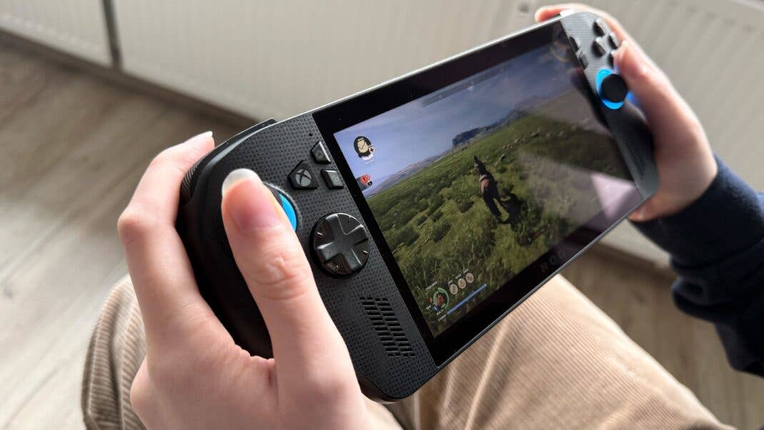 Die Konsole in der Hand beim Spielen.