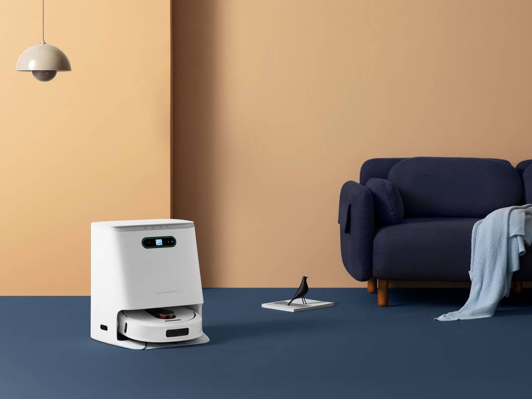 Roidmi EVA vacuum robot with station