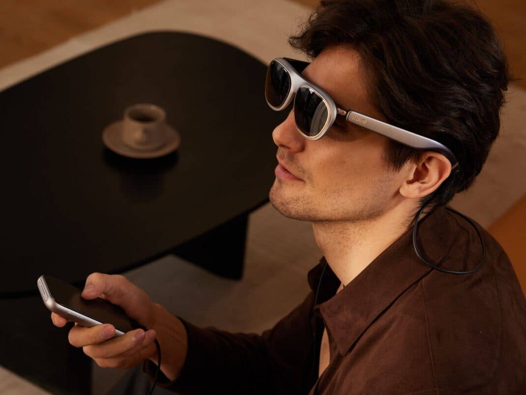 Mann trägt eine Rokid AR Brille