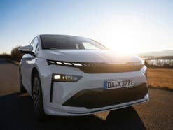 E-Auto von Skoda im Sonnenlicht.