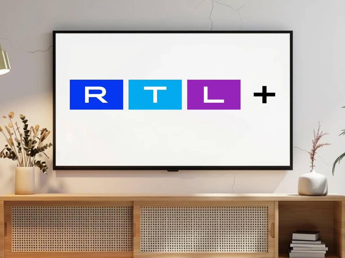 RTL+ sechs Monate kostenlos RTL Plus Logo auf einem Fernseher in einem Wohnzimmer