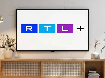 RTL Plus Logo auf einem Fernseher in einem Wohnzimmer