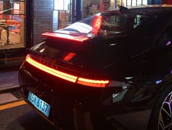 Heck des Hyundai IONIQ 6 mit eingeschaltetem Licht.