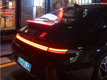 Heck des Hyundai IONIQ 6 mit eingeschaltetem Licht.