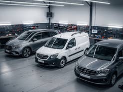 Autos in einer Werkstatt von Mercedes.