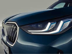 BMW X3 seitliche Frontansicht.