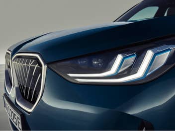 BMW X3 seitliche Frontansicht.