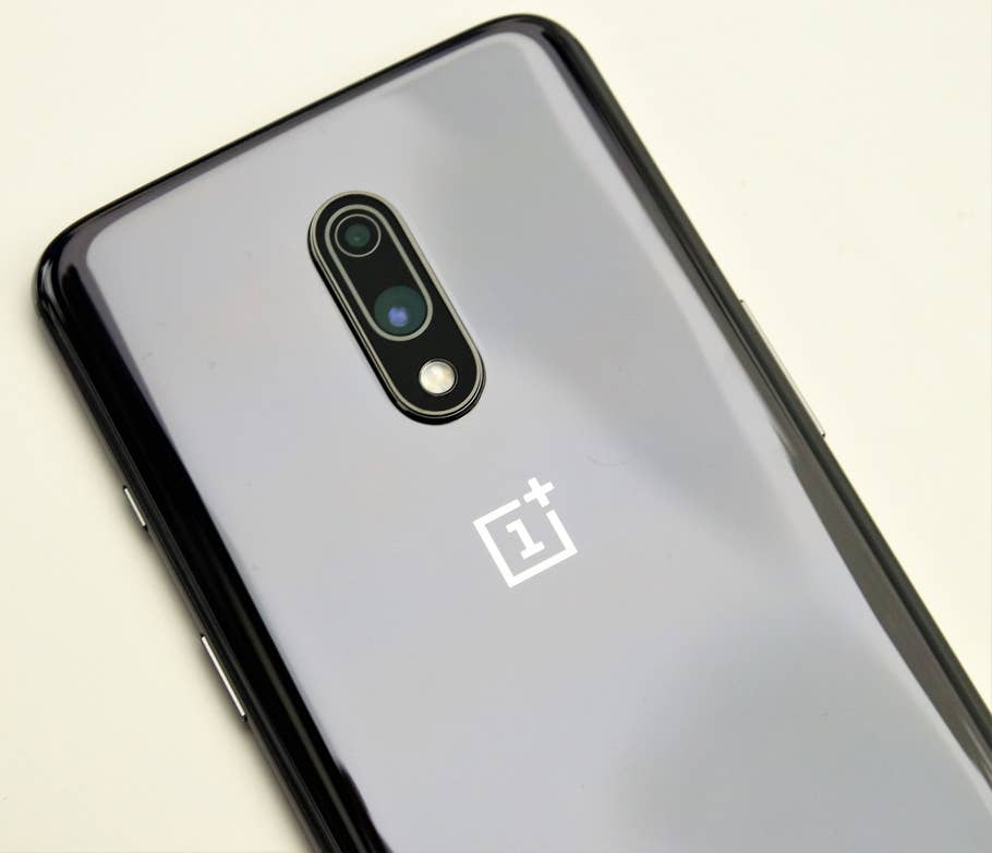 Die Rückseite des OnePlus 7 mit der dualen Hauptkamera.