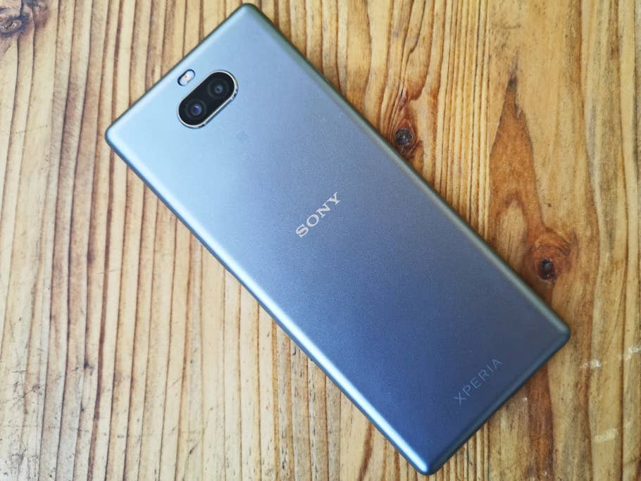 Die Kunststoff-Rückseite des Sony Xperia 10.