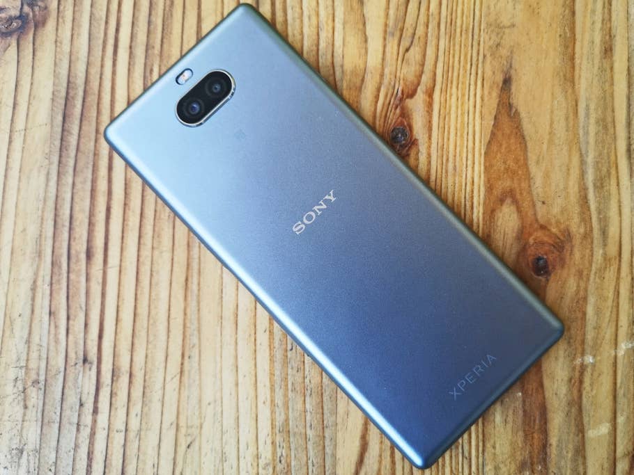 Die Kunststoff-Rückseite des Sony Xperia 10.