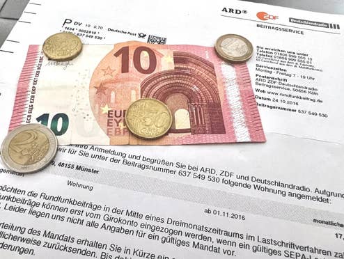 Post vom Beitragsservice von ARD und ZDF mit Geldscheinen.