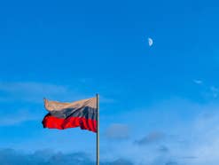 Die russische Flagge vor blauem Himmel